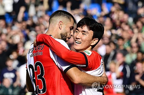 한국 국가대표팀을 이끌고 2002 국제축구연맹(FIFA) 한일 월드컵 4강 신화를 이룩했던 네덜란드의 명장 거스 히딩크 감독이 황인범을 칭찬했다. 이미 많은 한국 선수들을 지도한 경험이 있는 히딩크 감독은 한국인들이 대부분 얌전하고 겸손한 성격인 줄만 알았지만, 황인범이 그라운드 위에서 동료들에게 손으로 지시를 내리는 모습을 봤다면서 황인범을 높게 평가했다. 사진 연합뉴스