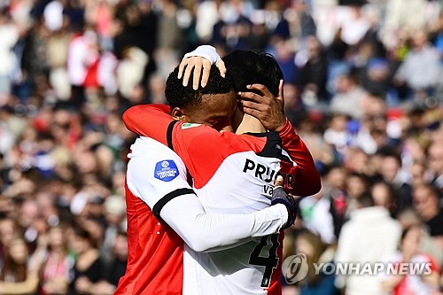 한국 국가대표팀을 이끌고 2002 국제축구연맹(FIFA) 한일 월드컵 4강 신화를 이룩했던 네덜란드의 명장 거스 히딩크 감독이 황인범을 칭찬했다. 이미 많은 한국 선수들을 지도한 경험이 있는 히딩크 감독은 한국인들이 대부분 얌전하고 겸손한 성격인 줄만 알았지만, 황인범이 그라운드 위에서 동료들에게 손으로 지시를 내리는 모습을 봤다면서 황인범을 높게 평가했다. 사진 연합뉴스