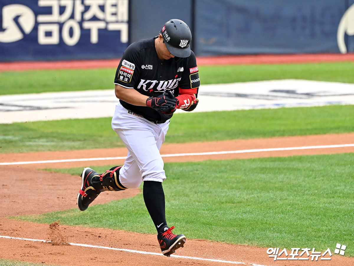 KT 내야수 황재균은 8일 수원 KT위즈파크에서 열릴 '2024 신한 SOL Bank KBO 포스트시즌' LG와 준플레이오프(5전 3승제) 3차전에서 5번타자 3루수로 선발 출전할 계획이다. 엑스포츠뉴스 DB