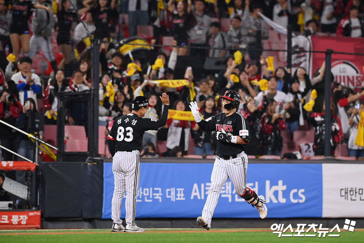 LG 포수 박동원은 8일 KT위즈파크에서 열린 '2024 신한 SOL Bank KBO 포스트시즌' KT 위즈와 준플레이오프(5전 3승제) 3차전에서 5번타자 포수로 선발 출전했다. 2회초 솔로 홈런으로 팀에 선취점을 안겼다. 수원, 고아라 기자