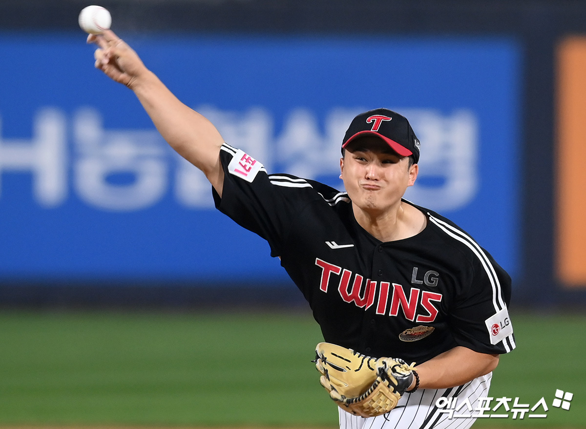 LG 투수 최원태는 8일 수원 KT위즈파크에서 열린 '2024 신한 SOL Bank KBO 포스트시즌' KT와 준플레이오프(5전 3승제) 3차전에서 선발 등판했다. 이날 최종 성적 2⅔3실점(2자책점)을 기록한 뒤 마운드를 내려갔다. 이날도 포스트시즌 부진을 이겨내지 못했다. 수원, 고아라 기자