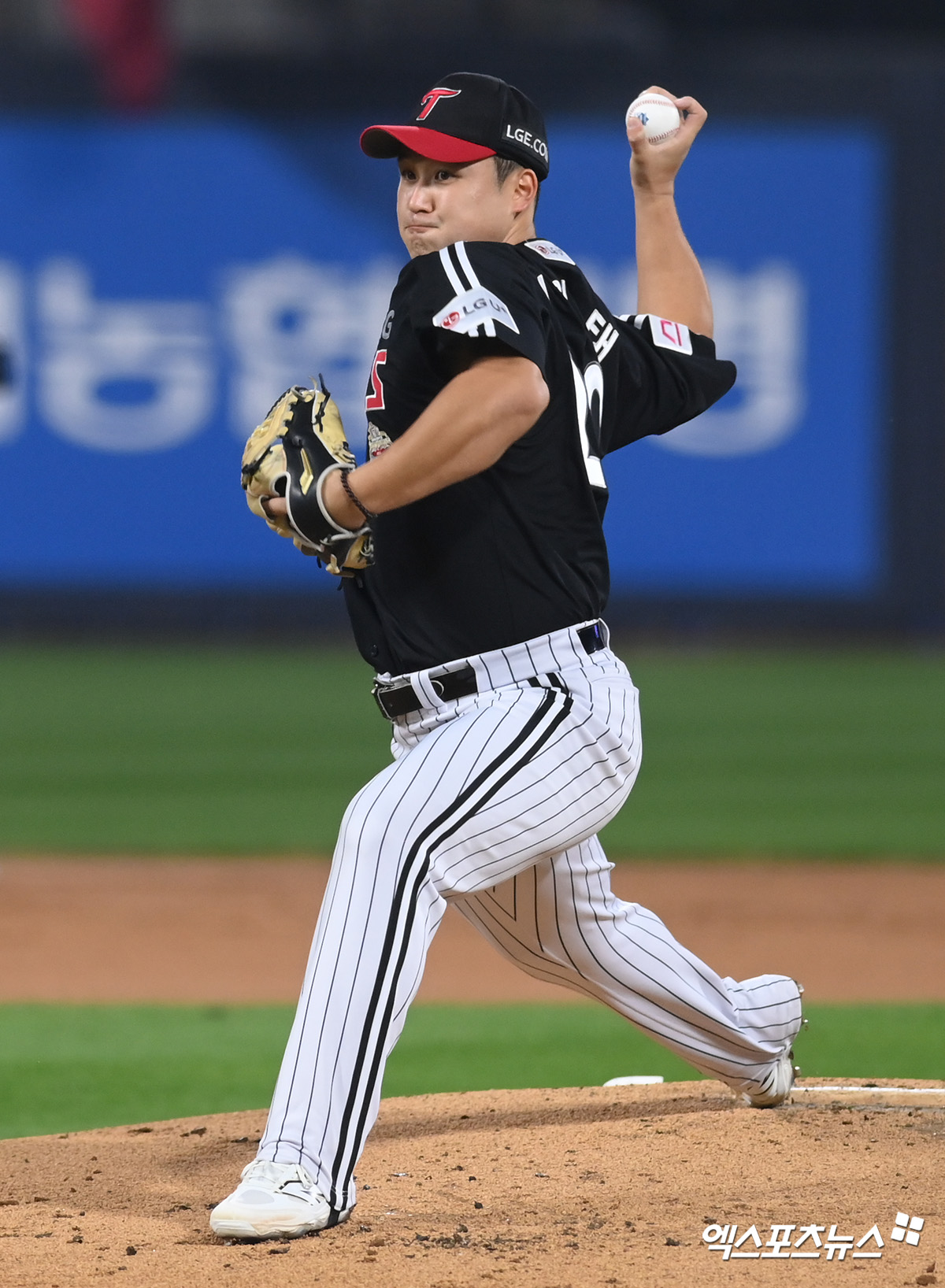 LG 투수 최원태는 8일 수원 KT위즈파크에서 열린 '2024 신한 SOL Bank KBO 포스트시즌' KT와 준플레이오프(5전 3승제) 3차전에서 선발 등판했다. 이날 최종 성적 2⅔3실점(2자책점)을 기록한 뒤 마운드를 내려갔다. 이날도 포스트시즌 부진을 이겨내지 못했다. 수원, 고아라 기자