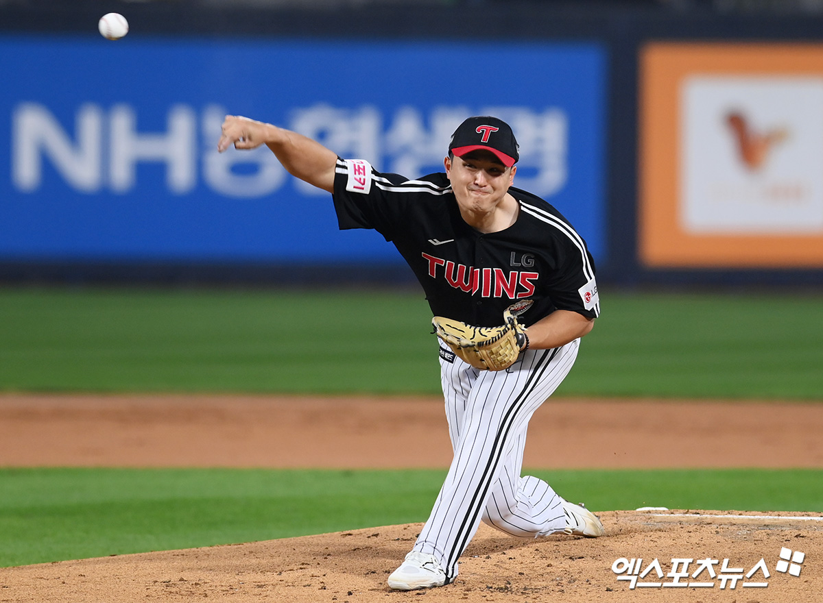 LG 투수 최원태는 8일 수원 KT위즈파크에서 열린 '2024 신한 SOL Bank KBO 포스트시즌' KT와 준플레이오프(5전 3승제) 3차전에서 선발 등판했다. 이날 최종 성적 2⅔3실점(2자책점)을 기록한 뒤 마운드를 내려갔다. 이날도 포스트시즌 부진을 이겨내지 못했다. 수원, 고아라 기자