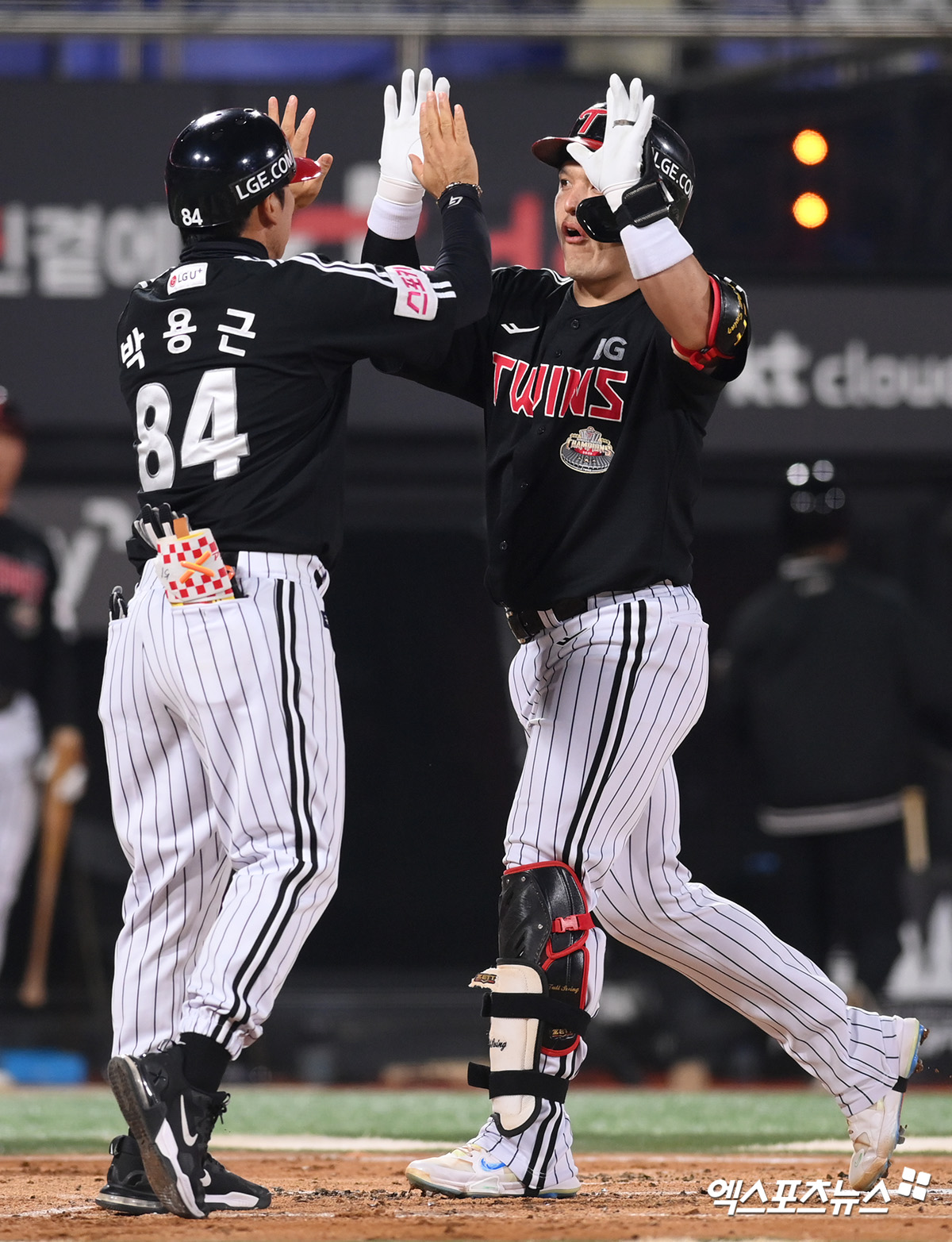 8일 오후 수원KT위즈파크에서 열린 '2024 신한 SOL Bank KBO 포스트시즌' LG 트윈스와 KT 위즈의 준플레이오프 3차전 경기,  2회초 1사 LG 박동원이 솔로포를 날린 뒤 박용근 코치와 세리머니를 하고 있다. 수원, 고아라 기자