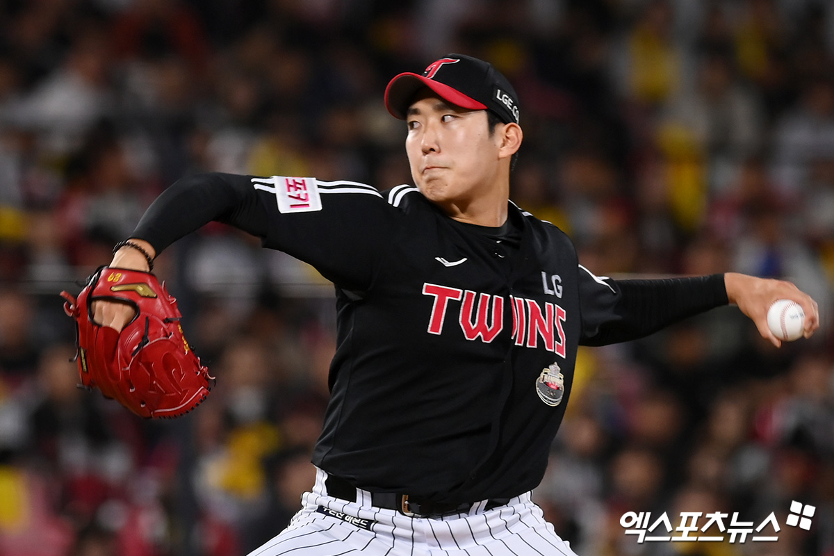 8일 오후 수원KT위즈파크에서 열린 '2024 신한 SOL Bank KBO 포스트시즌' LG 트윈스와 KT 위즈의 준플레이오프 3차전 경기, 7회말 LG 손주영이 공을 힘차게 던지고 있다. 수원, 고아라 기자