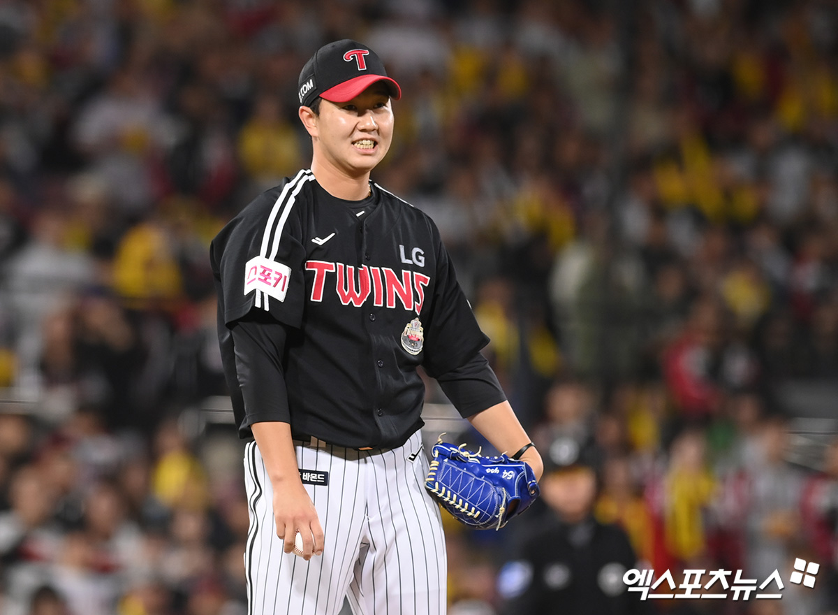 8일 오후 수원KT위즈파크에서 열린 '2024 신한 SOL Bank KBO 포스트시즌' LG 트윈스와 KT 위즈의 준플레이오프 3차전 경기, 9회말 무사 1루 LG 유영찬이 보크를 범하고 있다. 수원, 고아라 기자