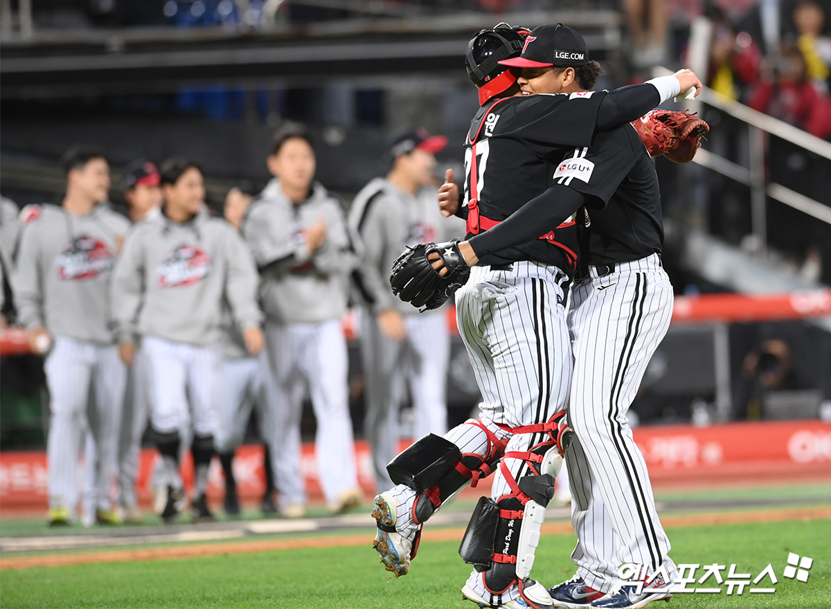 8일 오후 수원KT위즈파크에서 열린 '2024 신한 SOL Bank KBO 포스트시즌' LG 트윈스와 KT 위즈의 준플레이오프 3차전 경기, LG가 오스틴의 스리런포와 손주영의 호투에 힘입어 6:5 승리를 거뒀다. 이날 경기를 승리로 마친 LG 박동원, 에르난데스가 기뻐하고 있다. 수원, 고아라 기자