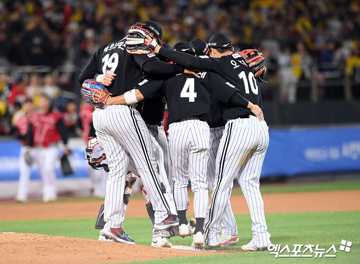 8일 오후 수원KT위즈파크에서 열린 '2024 신한 SOL Bank KBO 포스트시즌' LG 트윈스와 KT 위즈의 준플레이오프 3차전 경기, LG가 오스틴의 스리런포와 손주영의 호투에 힘입어 6:5 승리를 거뒀다. 이날 경기를 승리로 마친 LG 선수들이 기뻐하고 있다. 수원, 고아라 기자