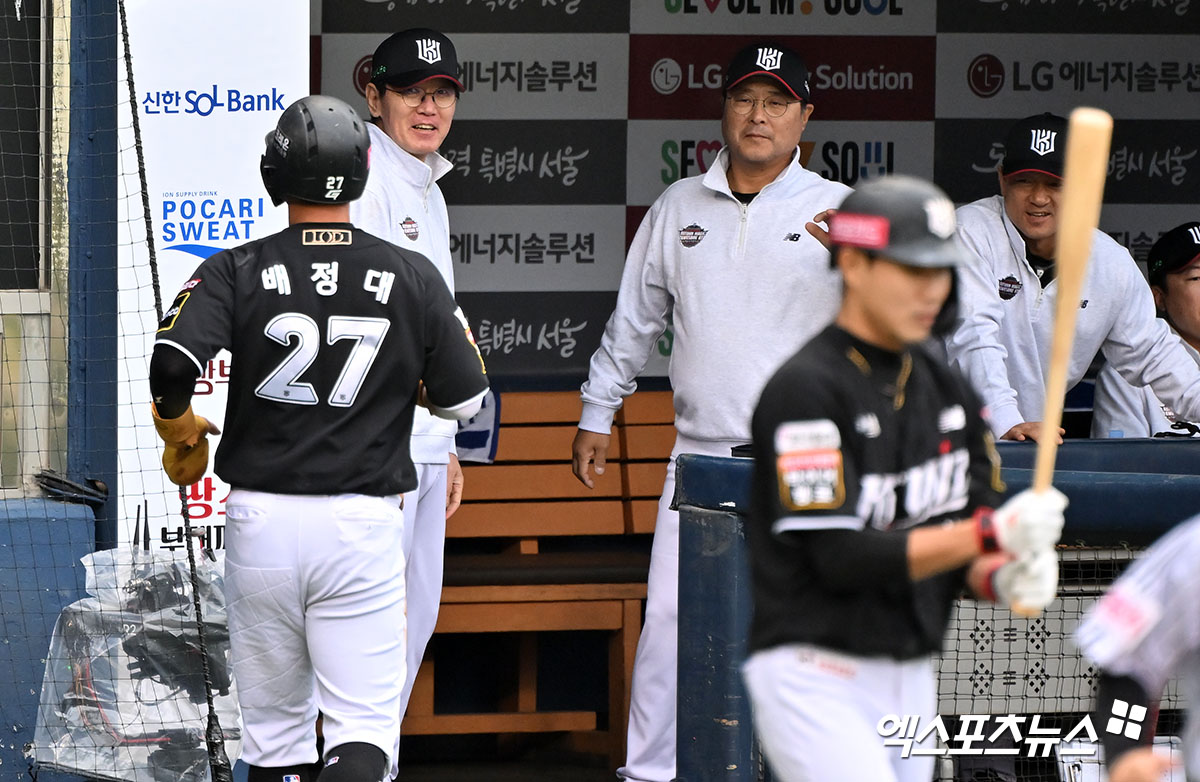 6일 오후 서울 송파구 잠실야구장에서 열린 '2024 신한 SOL Bank KBO 포스트시즌' KT 위즈와 LG 트윈스의 준플레이오프 2차전 경기, 2회초 2사 3루 KT 배정대가 황재균의 1타점 적시타때 득점에 성공한 후 더그아웃에서 이강철 감독의 축하를 받고 있다. 수원, 고아라 기자