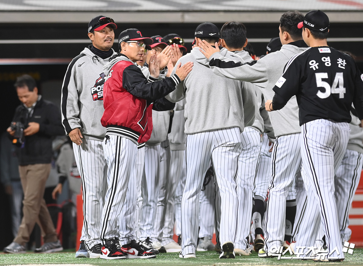 8일 오후 수원KT위즈파크에서 열린 '2024 신한 SOL Bank KBO 포스트시즌' LG 트윈스와 KT 위즈의 준플레이오프 3차전 경기, LG가 오스틴의 스리런포와 손주영의 호투에 힘입어 6:5 승리를 거뒀다. 이날 경기를 승리로 마친 LG 염경엽 감독이 호투를 펼친 손주영을 격려하고 있다. 수원, 고아라 기자