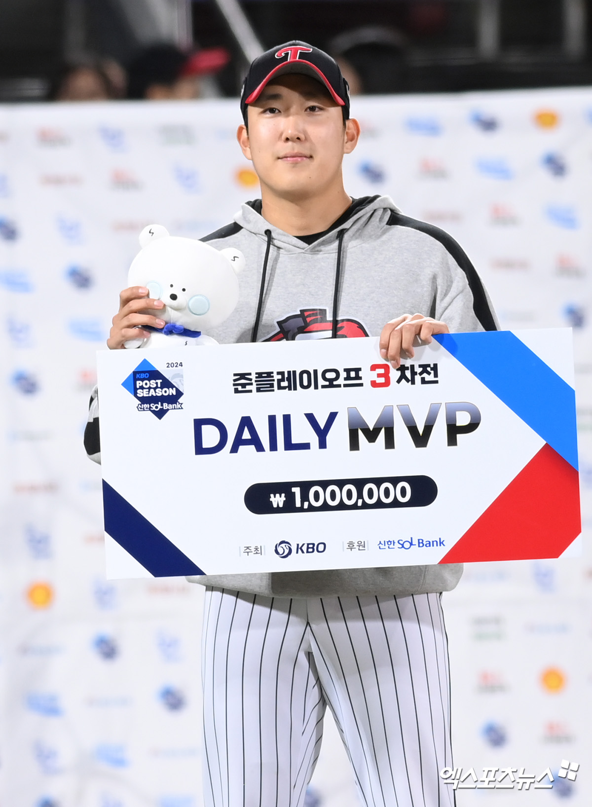 8일 오후 수원KT위즈파크에서 열린 '2024 신한 SOL Bank KBO 포스트시즌' LG 트윈스와 KT 위즈의 준플레이오프 3차전 경기, LG가 오스틴의 스리런포와 손주영의 호투에 힘입어 6:5 승리를 거뒀다. 이날 경기를 승리로 마친 LG 손주영이 MVP로 선정돼 기념 촬영을 하고 있다. 수원, 고아라 기자