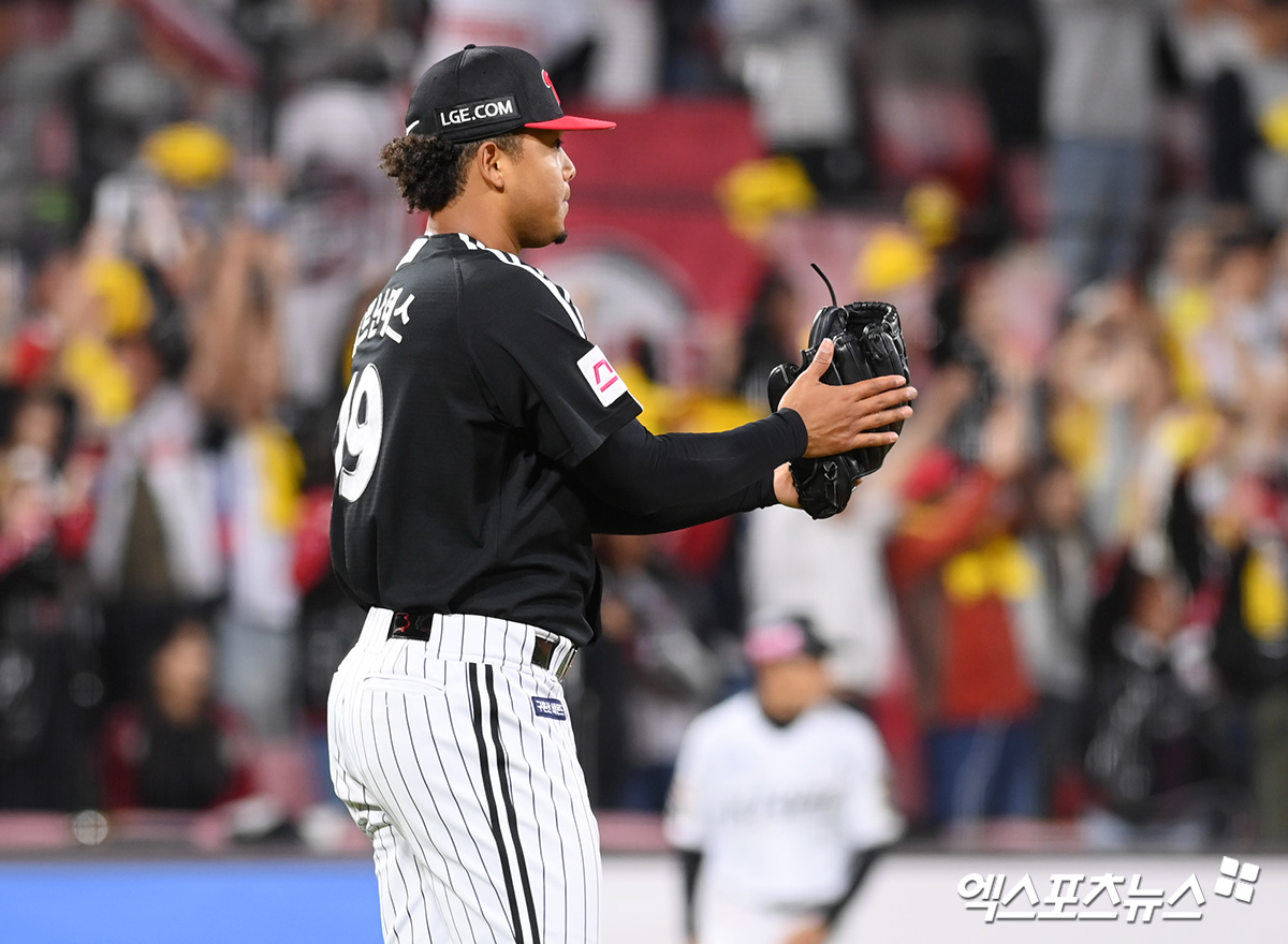 LG 투수 에르난데스는 8일 수원 KT위즈파크에서 열린 '2024 신한 SOL Bank KBO 포스트시즌' KT 위즈와 준플레이오프(5전 3승제) 3차전에서 구원 등판했다. ⅔이닝 무실점으로 세이브를 기록하며 팀 승리를 지켰다. 수원, 고아라 기자 