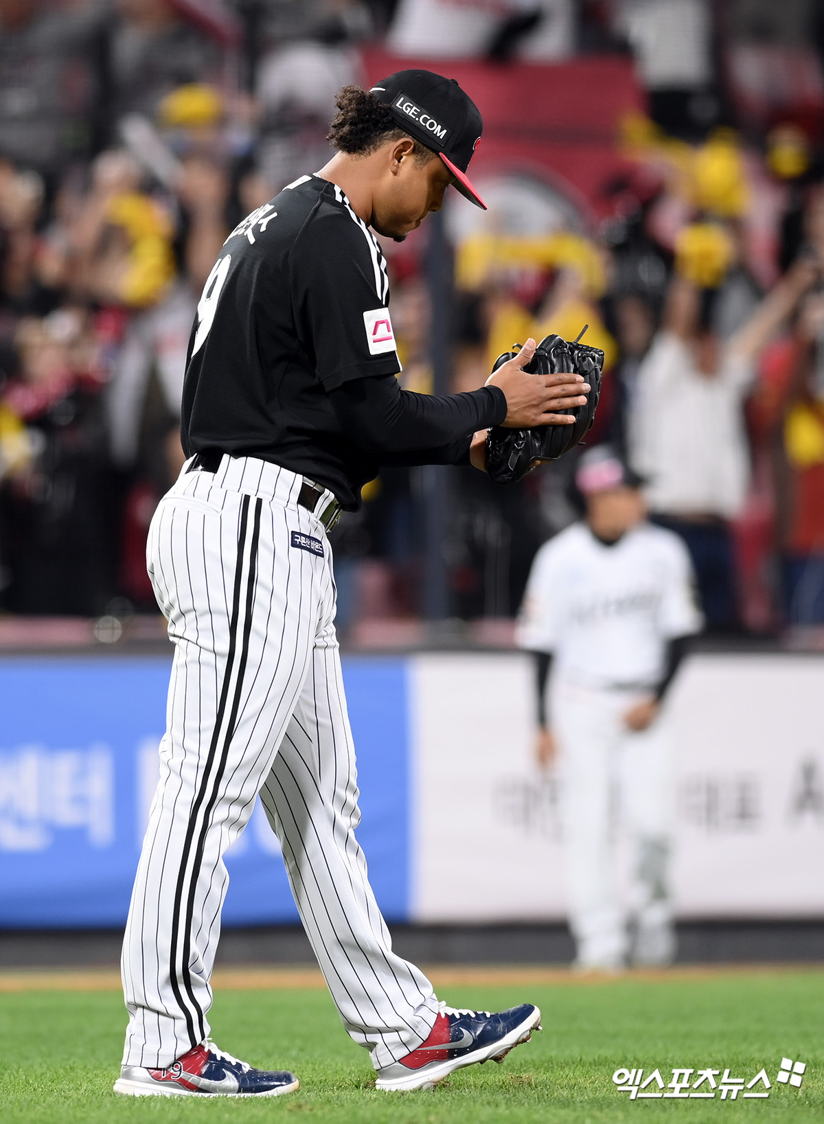 LG 투수 에르난데스는 8일 수원 KT위즈파크에서 열린 '2024 신한 SOL Bank KBO 포스트시즌' KT 위즈와 준플레이오프(5전 3승제) 3차전에서 구원 등판했다. ⅔이닝 무실점으로 세이브를 기록하며 팀 승리를 지켰다. 수원, 고아라 기자