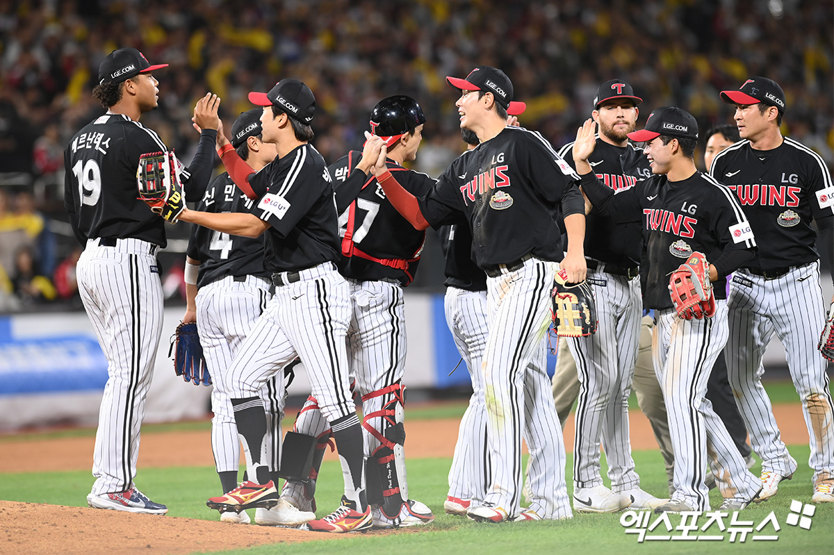 LG는 8일 수원 KT위즈파크에서 열린 '2024 신한 SOL Bank KBO 포스트시즌' KT 위즈와 준플레이오프(5전 3승제) 3차전에서 6-5로 승리했다. 이날 승리로 시리즈 전적 2승 1패로 앞서 가며 플레이오프 진출에 한 걸음 더 다가섰다. 수원, 고아라 기자