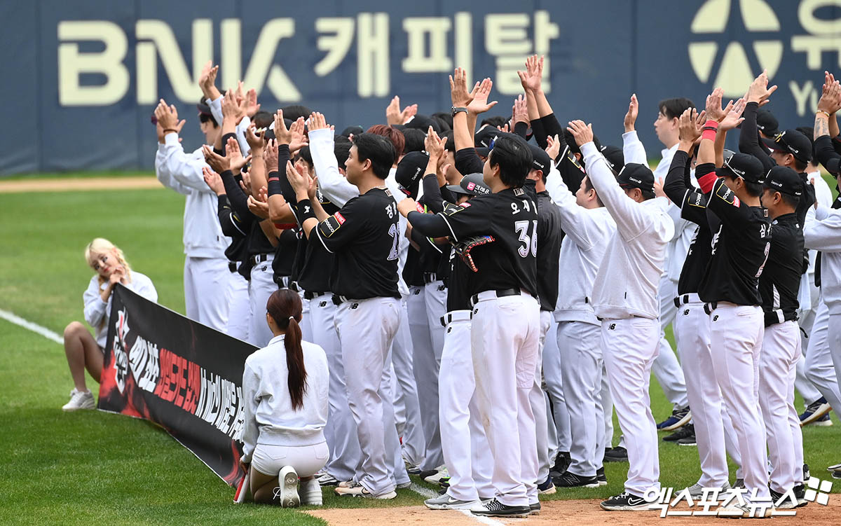 KT 위즈 선수단이 지난 3일 서울 잠실야구장에서 열린 두산 베어스와의 와일드카드 2차전에서 승리한 뒤 준플레이오프 진출을 확정 짓고 팬들에게 인사하고 있다. 당시 0%의 확률을 깨고 최초 와일드카드 업셋을 이뤄냈다. 엑스포츠뉴스 DB