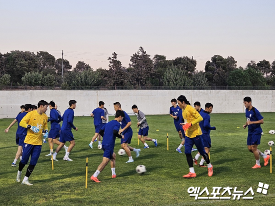 요르단전을 이틀 앞둔 홍명보호가 본격적으로 훈련을 시작했다. 8일 새벽 설영우까지 합류하면서 완전체가 된 홍명보호는 회복조와 일반조로 나뉘어 워밍업을 한 뒤 전술 훈련에 임했다. 사진 요르단 암만, 김환 기자