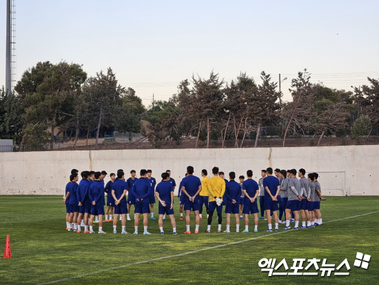 요르단전을 이틀 앞둔 홍명보호가 본격적으로 훈련을 시작했다. 8일 새벽 설영우까지 합류하면서 완전체가 된 홍명보호는 회복조와 일반조로 나뉘어 워밍업을 한 뒤 전술 훈련에 임했다. 사진 요르단 암만, 김환 기자