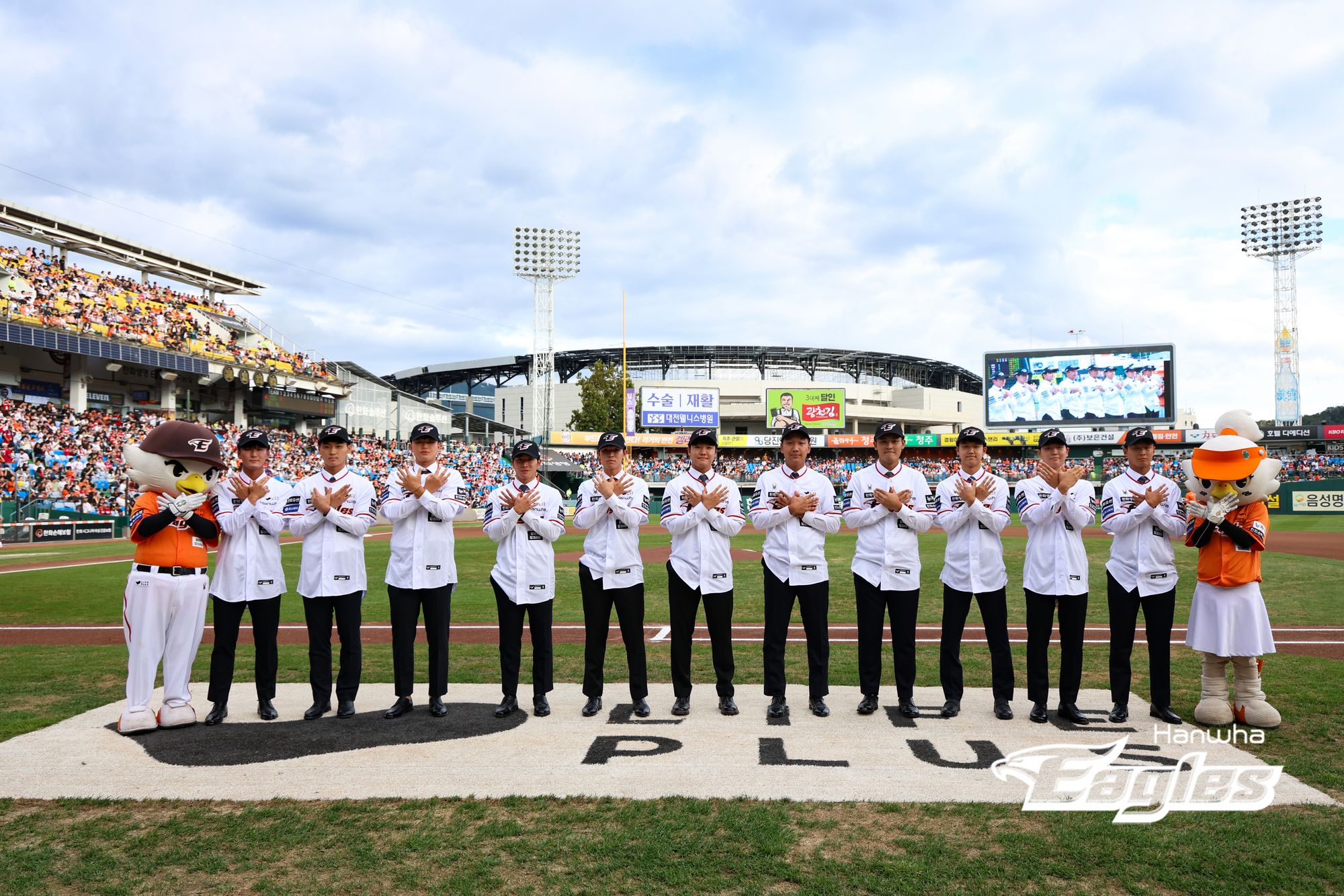 지난달 28일 대전 한화생명이글스파크에서 열린 2024 신한 SOL Bank KBO리그 SSG 랜더스와 한화 이글스의 경기, 이날 한화 신인들이 합동 시구, 클리닝 타임 단상 인사 등으로 팬들에게 첫인사를 했다. 한화 이글스