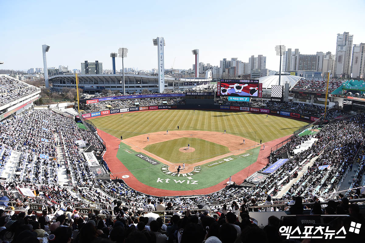 KT와 LG는 9일 수원 KT위즈파크에서 '2024 신한 SOL Bank KBO 포스트시즌' 준플레이오프(5전 3승제) 4차전을 펼친다. 경기장은 만원관중(1만 7600석)으로 가득 찰 예정이다. 엑스포츠뉴스 DB