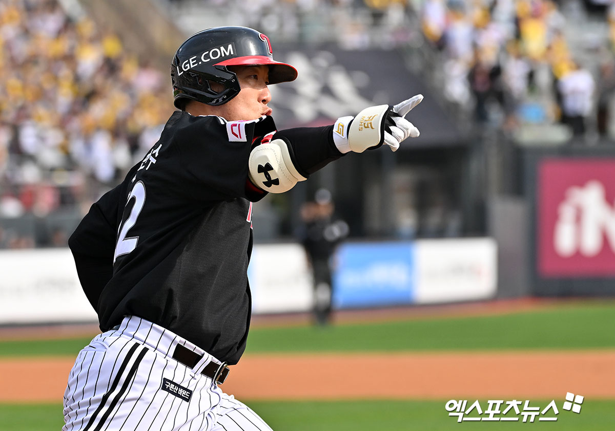 LG 외야수 김현수는 9일 수원 KT위즈파크에서 열린 '2024 신한 SOL Bank KBO 포스트시즌' KT와 준플레이오프(5전 3승제) 4차전에서 7번 지명타자로 선발 출전. 2회초 선취점을 뽑는 솔로 홈런을 터트렸다. 수원, 김한준 기자