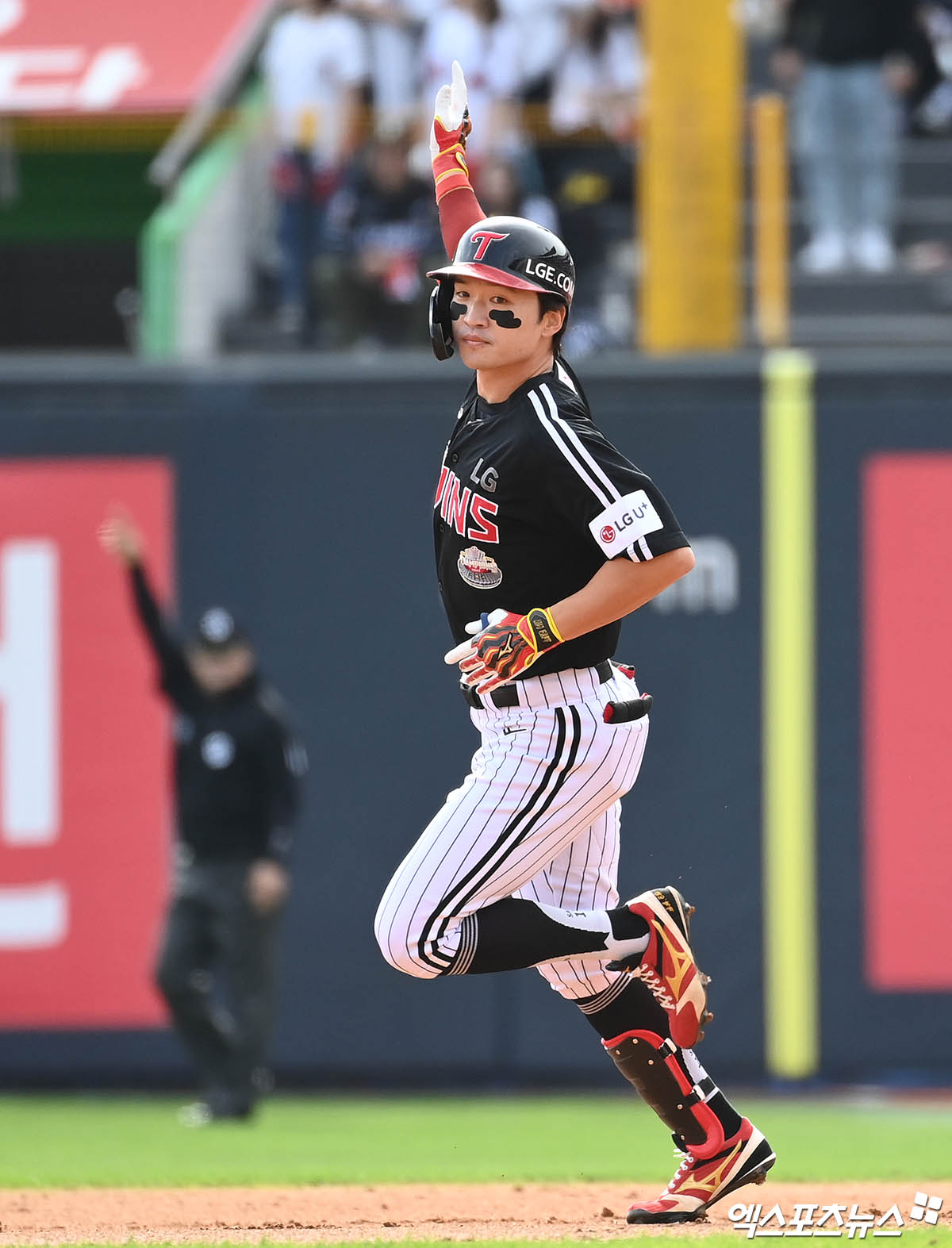 LG 외야수 박해민은 9일 수원 KT위즈파크에서 열린 '2024 신한 SOL Bank KBO 포스트시즌' KT와 준플레이오프(5전 3승제) 4차전에서 8번타자 중견수로 선발 출전. 2회초 추가 득점을 내는 솔로 홈런을 터트렸다. 수원, 박지영 기자