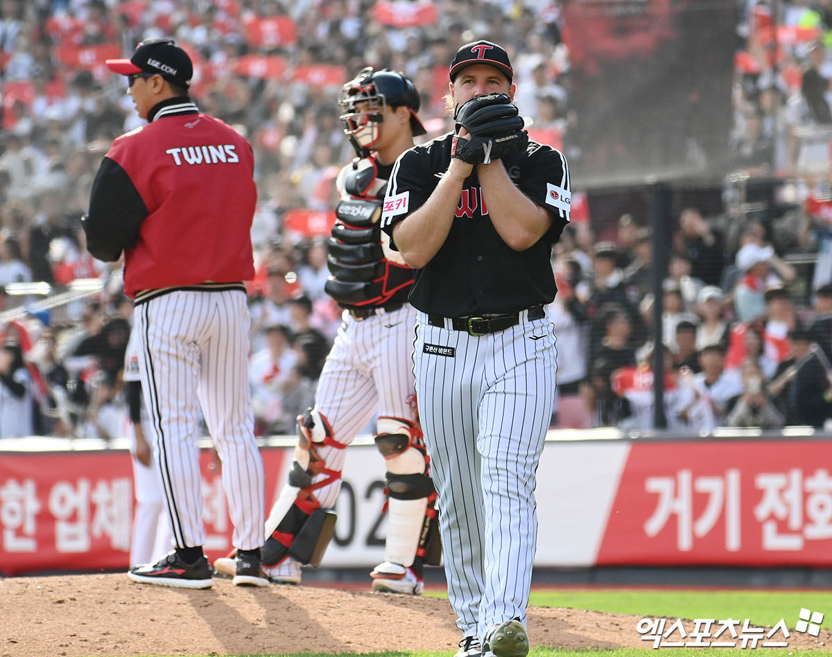 LG 투수 엔스는 9일 수원 KT위즈파크에서 열린 '2024 신한 SOL Bank KBO 포스트시즌' KT 위즈와 준플레이오프(5전 3승제) 4차전에서 선발 등판했다. 이날 최종 성적 3⅓이닝 4실점으로 4회가 끝나기 전 마운드를 떠났다. 수원, 박지영 기자