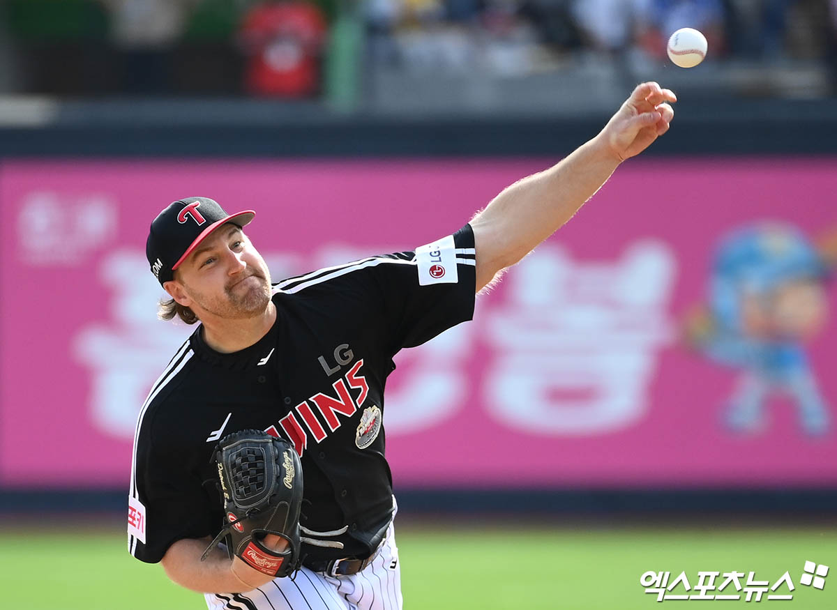 LG 투수 엔스는 9일 수원 KT위즈파크에서 열린 '2024 신한 SOL Bank KBO 포스트시즌' KT 위즈와 준플레이오프(5전 3승제) 4차전에서 선발 등판했다. 이날 최종 성적 3⅓이닝 4실점으로 4회가 끝나기 전 마운드를 떠났다. 수원, 박지영 기자