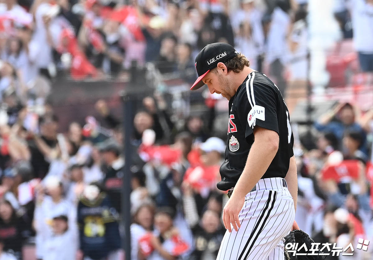 LG 투수 엔스는 9일 수원 KT위즈파크에서 열린 '2024 신한 SOL Bank KBO 포스트시즌' KT 위즈와 준플레이오프(5전 3승제) 4차전에서 선발 등판했다. 이날 최종 성적 3⅓이닝 4실점으로 4회가 끝나기 전 마운드를 떠났다. 수원, 박지영 기자