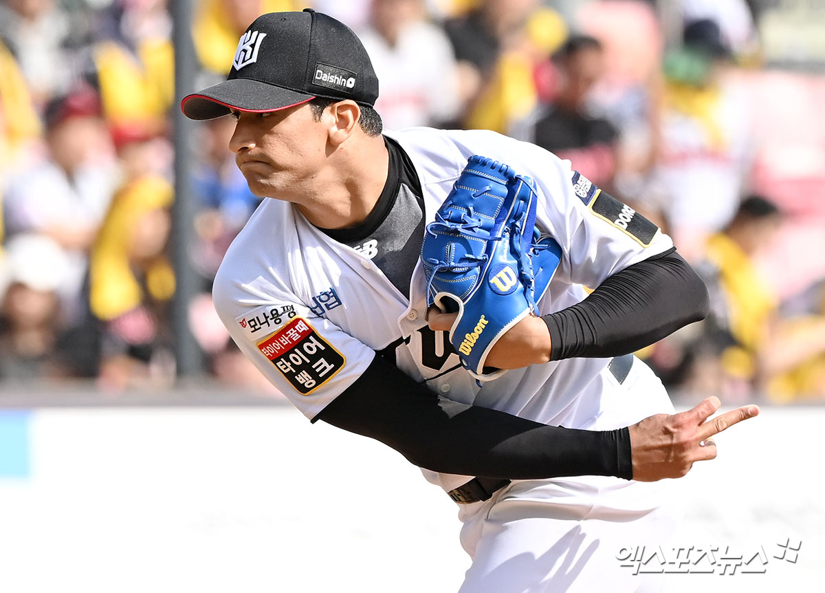 9일 오후 수원KT위즈파크에서 열린 '2024 신한 SOL Bank KBO 포스트시즌' LG 트윈스와 KT 위즈의 준플레이오프 4차전 경기, 경기 전 KT 쿠에바스가 연습 투구를 하고 있다. 수원, 김한준 기자