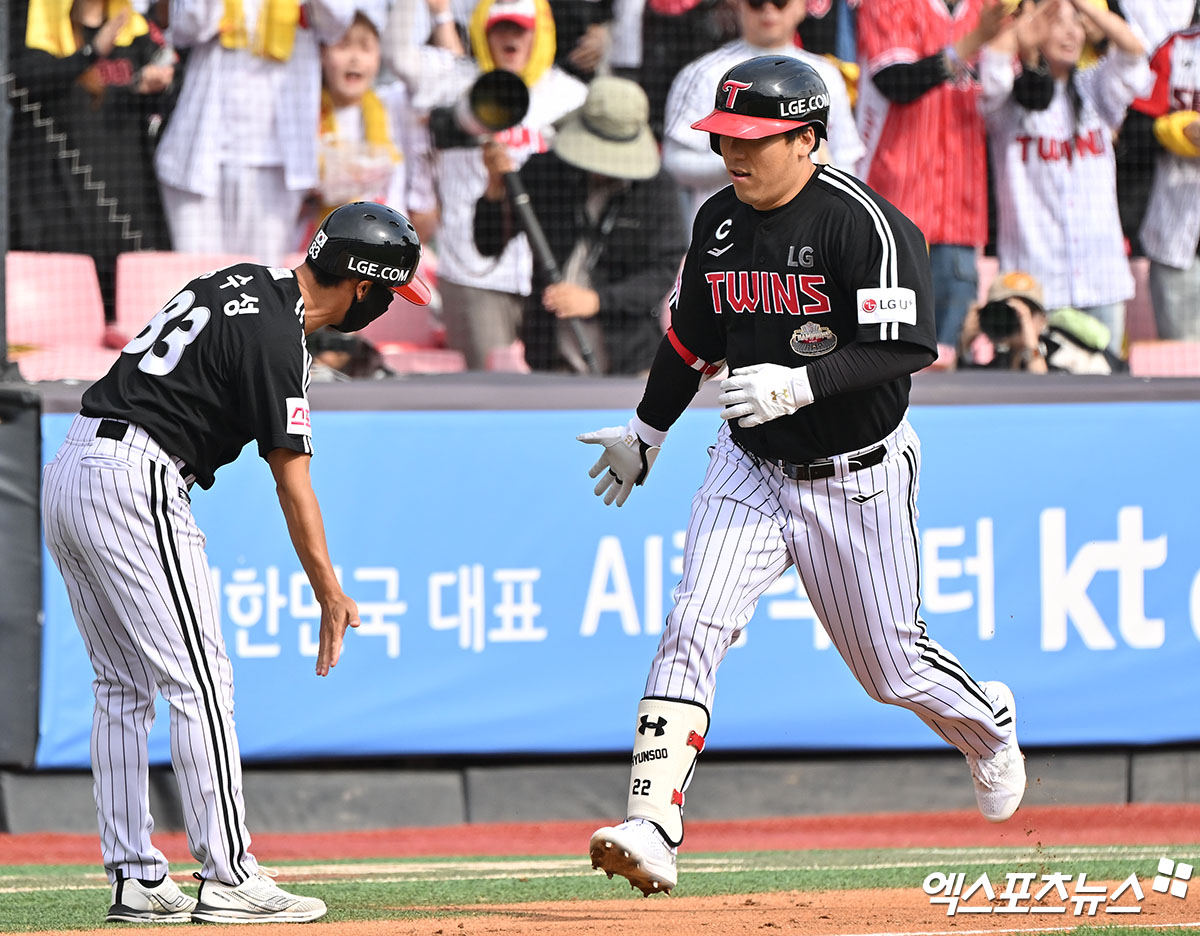 9일 오후 수원KT위즈파크에서 열린 '2024 신한 SOL Bank KBO 포스트시즌' LG 트윈스와 KT 위즈의 준플레이오프 4차전 경기, 2회초 2사 LG 김현수가 솔로 홈런을 날린 후 그라운드를 돌고 있다. 수원, 김한준 기자