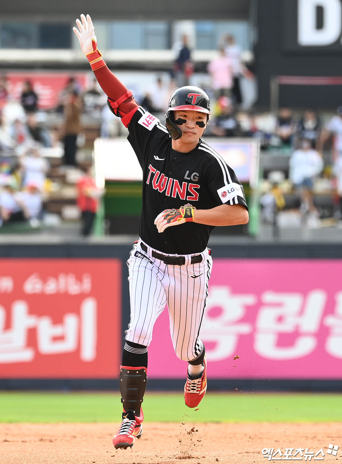 9일 오후 수원케이티위즈파크에서 열린 '2024 신한 SOL Bank KBO 포스트시즌' LG 트윈스와 KT 위즈의 준플레이오프 4차전 경기, 2회초 2사 LG 박해민이 KT 선발투수 쿠에바스 상대로 솔로 홈런을 때려낸 뒤 베이스를 돌고 있다. 수원, 박지영 기자