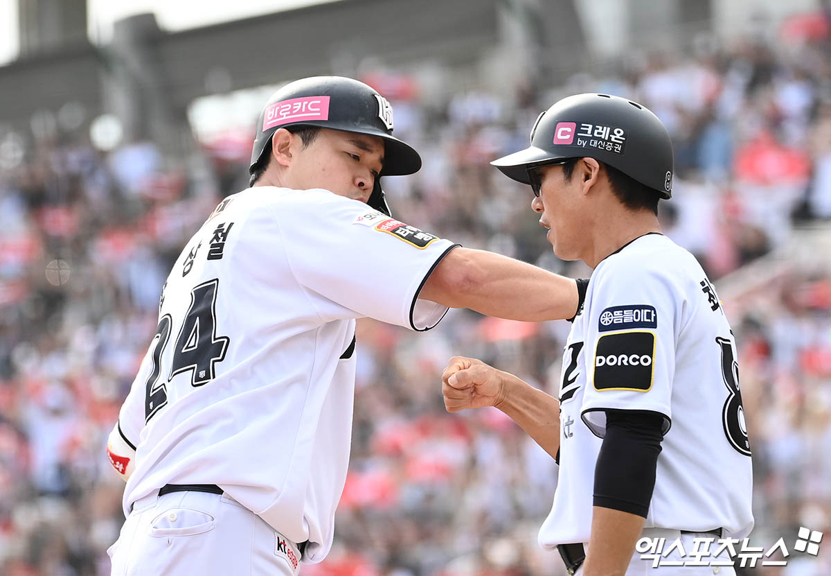 9일 오후 수원케이티위즈파크에서 열린 '2024 신한 SOL Bank KBO 포스트시즌' LG 트윈스와 KT 위즈의 준플레이오프 4차전 경기, 2회말 KT 선두타자 문상철이 LG 선발투수 엔스 상대로 솔로 홈런을 때려낸 뒤 베이스를 돌고 있다. 수원, 박지영 기자