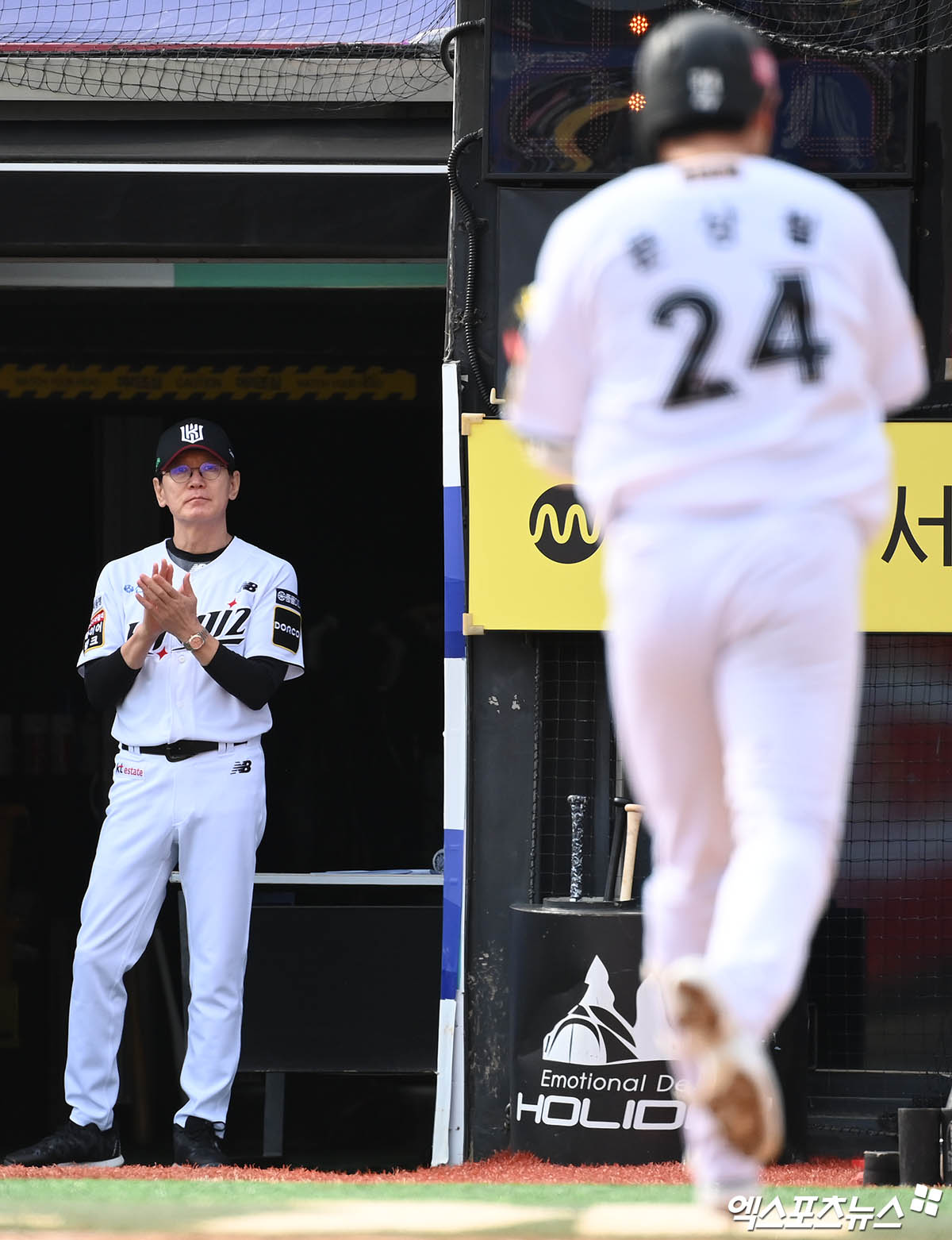 9일 오후 수원케이티위즈파크에서 열린 '2024 신한 SOL Bank KBO 포스트시즌' LG 트윈스와 KT 위즈의 준플레이오프 4차전 경기, 2회말 KT 선두타자 문상철이 LG 선발투수 엔스 상대로 솔로 홈런을 때려낸 뒤 더그아웃으로 향할 때 이강철 감독이 박수를 보내고 있다. 수원, 박지영 기자