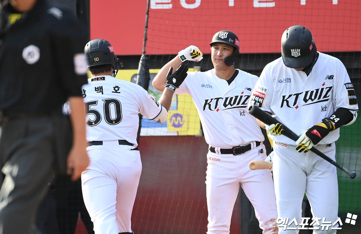 9일 오후 수원케이티위즈파크에서 열린 '2024 신한 SOL Bank KBO 포스트시즌' LG 트윈스와 KT 위즈의 준플레이오프 4차전 경기, 5회말 KT 선두타자 강백호가 LG 김진성 상대로 솔로 홈런을 때려낸 뒤 홈으로 향하며 대기타석의 황재균과 기쁨을 나누고 있다. 수원, 박지영 기자