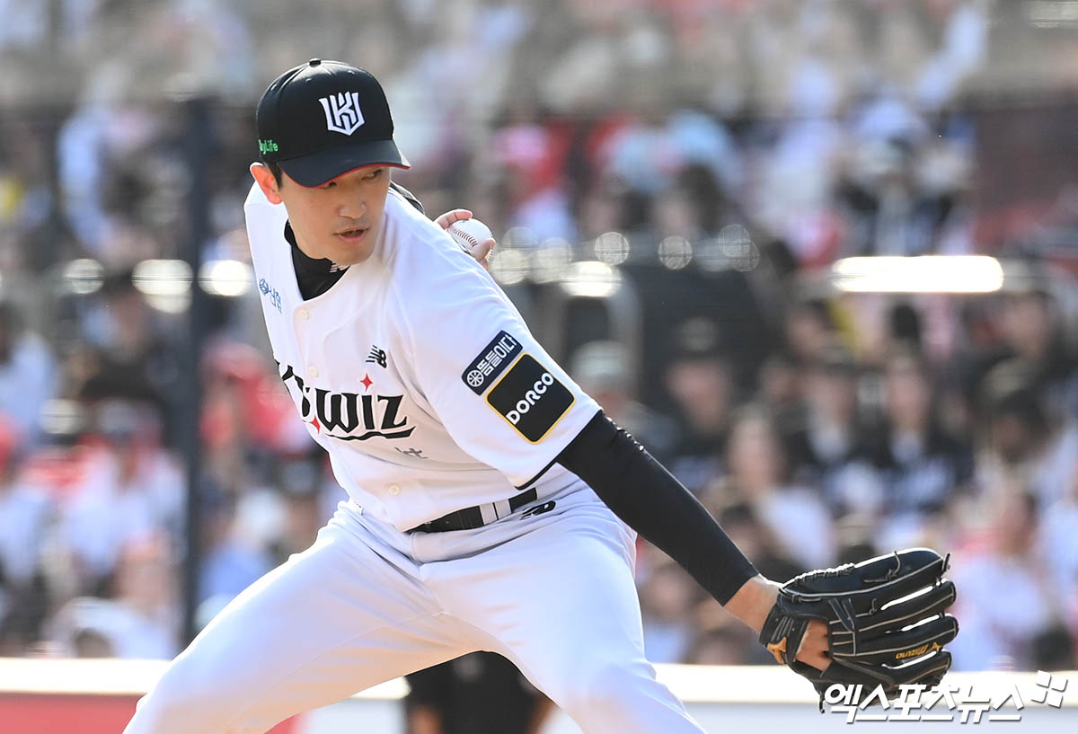 9일 오후 수원케이티위즈파크에서 열린 '2024 신한 SOL Bank KBO 포스트시즌' LG 트윈스와 KT 위즈의 준플레이오프 4차전 경기, 5회초 KT 고영표가 역투하고 있다. 수원, 박지영 기자