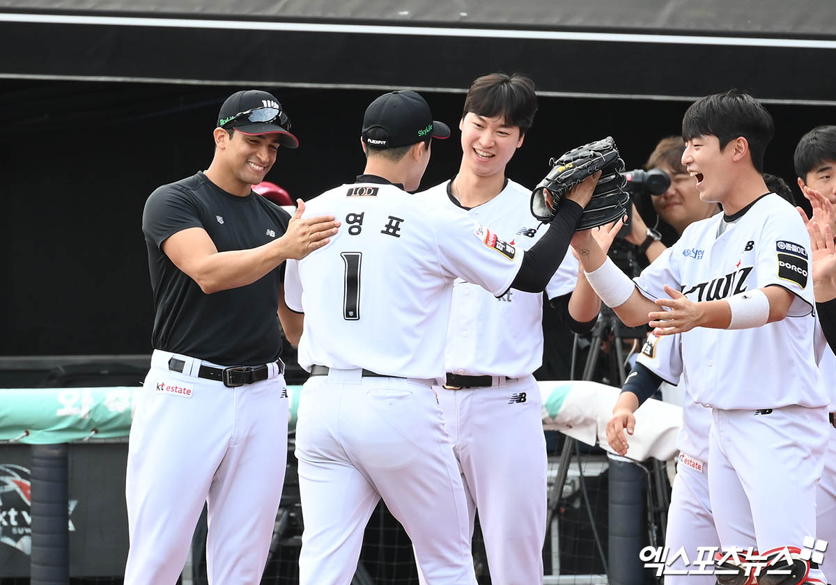 일 오후 수원케이티위즈파크에서 열린 '2024 신한 SOL Bank KBO 포스트시즌' LG 트윈스와 KT 위즈의 준플레이오프 4차전 경기, 7회초 종료 후 KT 고영표가 더그아웃으로 향하며 쿠에바스와 엄상백의 격려를 받고 있다. 수원, 박지영 기자