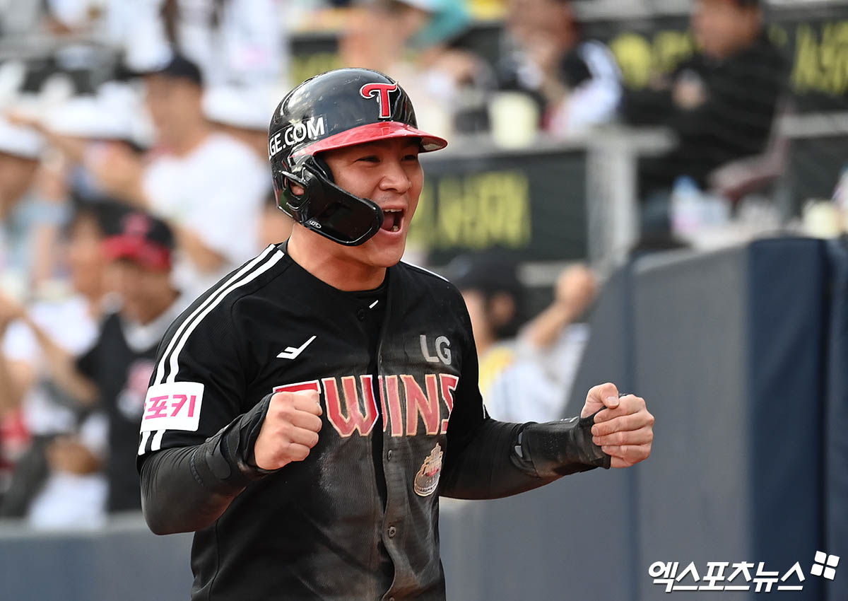 9일 오후 수원케이티위즈파크에서 열린 '2024 신한 SOL Bank KBO 포스트시즌' LG 트윈스와 KT 위즈의 준플레이오프 4차전 경기, 8회초 1사 2루 LG 김현수의 1타점 적시타 때 2루주자 오지환이 득점을 올린 뒤 기뻐하고 있다. 수원, 박지영 기자