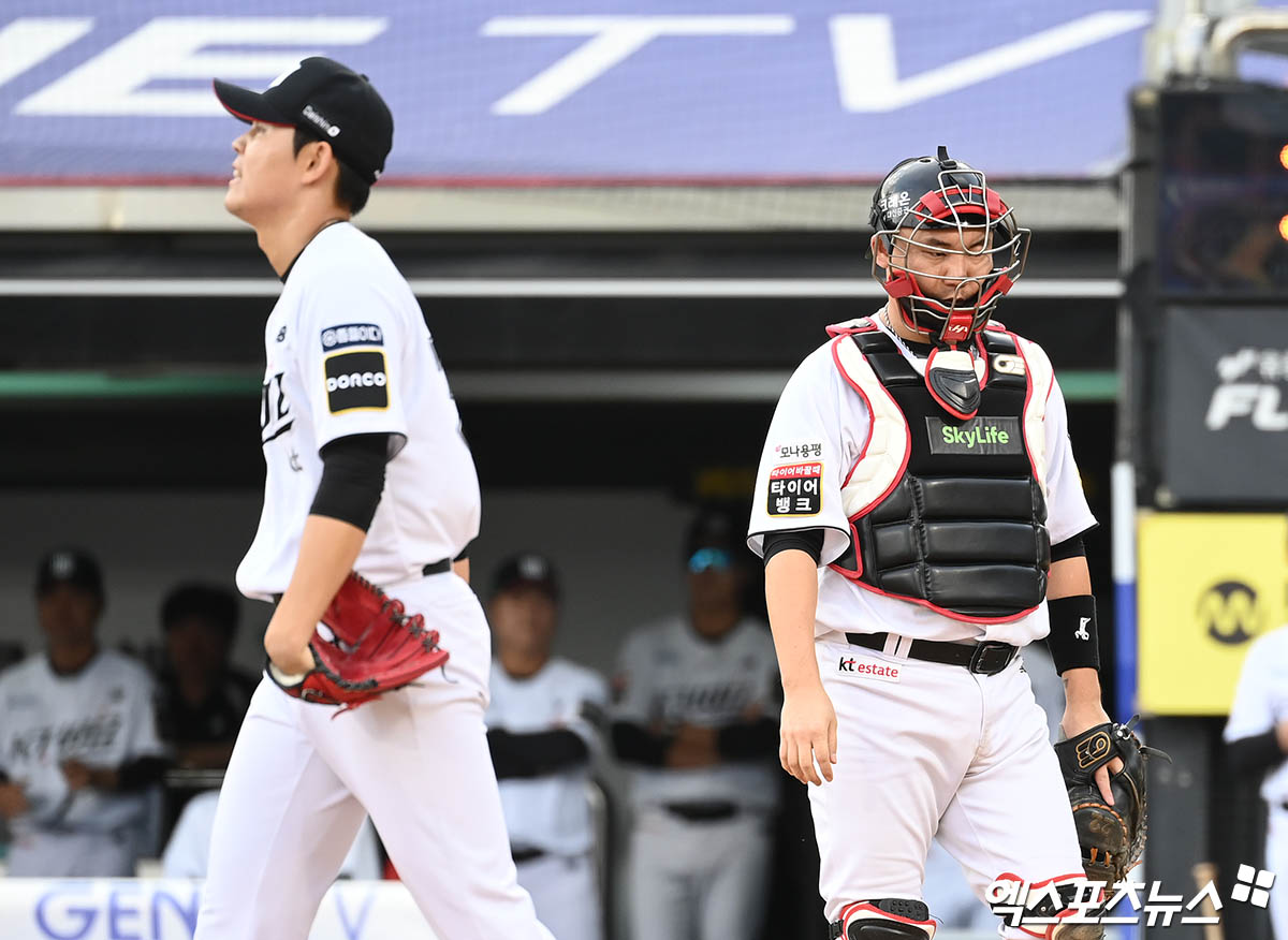 9일 오후 수원케이티위즈파크에서 열린 '2024 신한 SOL Bank KBO 포스트시즌' LG 트윈스와 KT 위즈의 준플레이오프 4차전 경기, 8회초 1사 2,3루 LG 김현수 타석 때 KT 포수 장성우가 포일로 LG 3루주자 최승민의 득점을 허용하며 실점에 아쉬워하고 있다. 수원, 박지영 기자