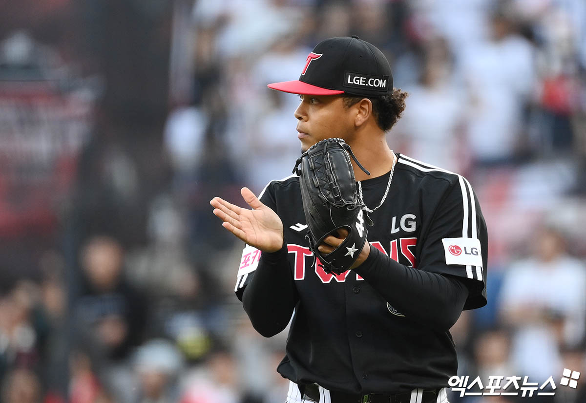 9일 오후 수원케이티위즈파크에서 열린 '2024 신한 SOL Bank KBO 포스트시즌' LG 트윈스와 KT 위즈의 준플레이오프 4차전 경기, 8회말 종료 후 LG 에르난데스가 호수비를 선보인 신민재를 향해 박수를 보내며 더그아웃으로 향하고 있다. 수원, 박지영 기자