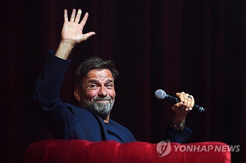 리버풀을 떠났던 위르겐 클롭이 축구계로 복귀한다. 단, 감독이 아닌 행정가로 돌아올 예정이다. 레브불 풋볼은 이날 공식 홈페이지를 통해 '클롭은 레드불의 새로운 역할로 축구계에 복귀할 것이다. 2025년 1월 1일부터 레드불의 글로벌 축구 책임자로 새로운 역할을 맡을 것'이라고 발표했다. 연합뉴스