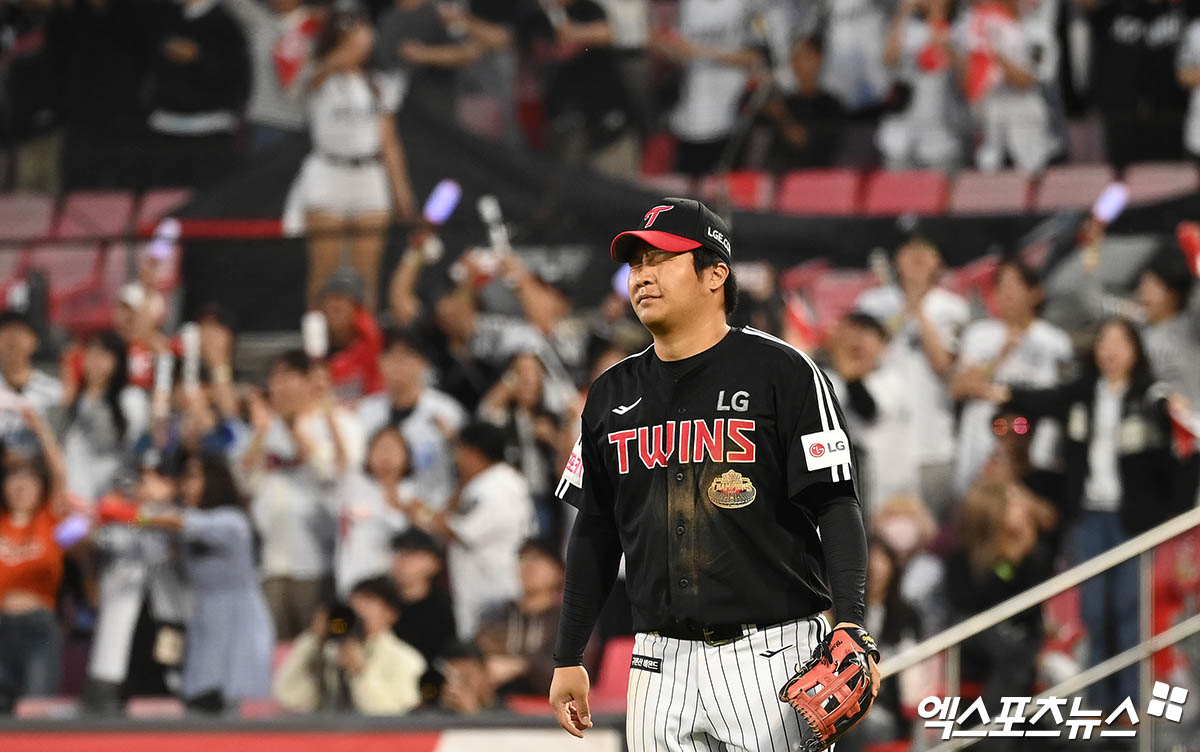 9일 오후 수원케이티위즈파크에서 열린 '2024 신한 SOL Bank KBO 포스트시즌' LG 트윈스와 KT 위즈의 준플레이오프 4차전 경기, 연장 11회말 무사 1,2루 KT 황재균의 번트 때 LG 3루수 문보경이 3루로 송구, 모든 주자 세이프 되며 타자주자 황재균은 야수선택으로 출루하며 무사 만루가 되자 아쉬워하고 있다. 수원, 박지영 기자