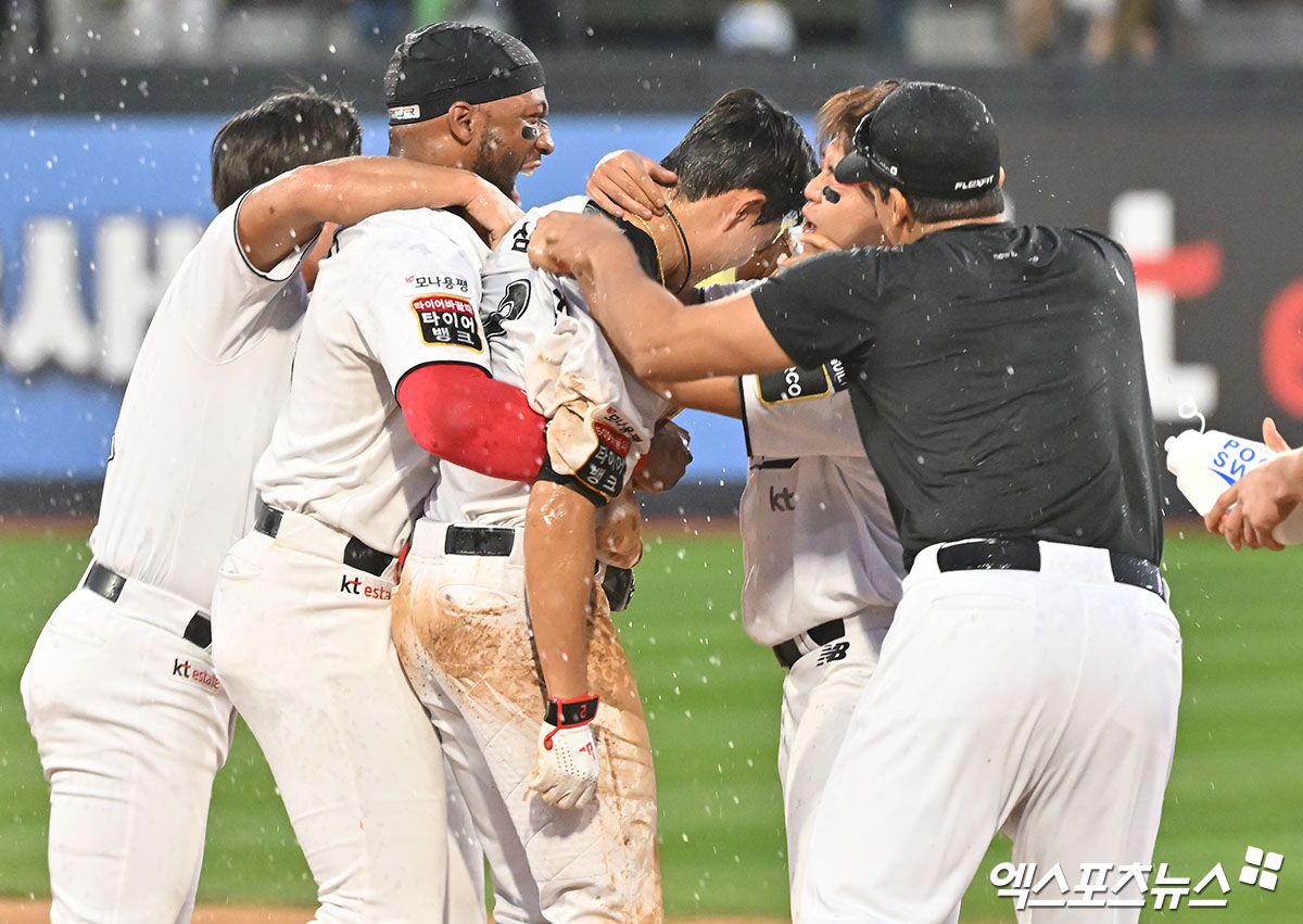 9일 오후 수원케이티위즈파크에서 열린 '2024 신한 SOL Bank KBO 포스트시즌' LG 트윈스와 KT 위즈의 준플레이오프 4차전 경기, 연장 11회 승부 끝 KT가 심우준의 끝내기 안타에 힘입어 6:5의 스코어로 승리, 시리즈 전적을 2승2패로 맞추며 5차전으로 끌고갔다. 이날 경기에서 승리한 KT 선수들이 기뻐하고 있다. 수원, 김한준 기자