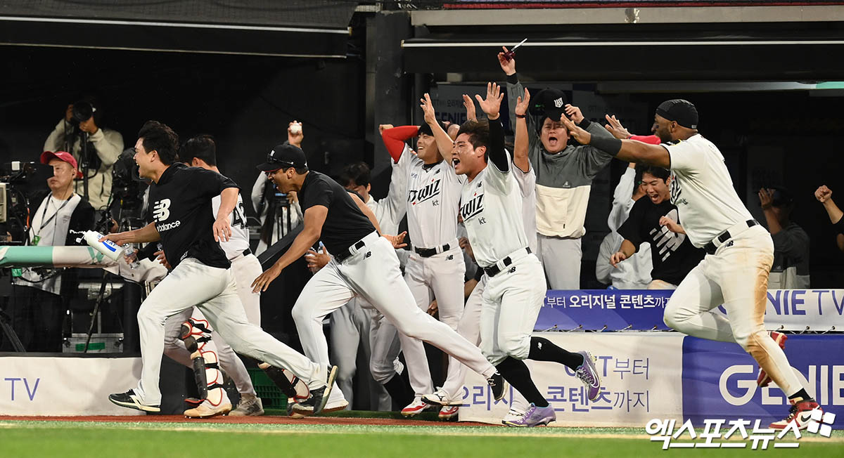 9일 오후 수원케이티위즈파크에서 열린 '2024 신한 SOL Bank KBO 포스트시즌' LG 트윈스와 KT 위즈의 준플레이오프 4차전 경기, 연장 11회 승부 끝 KT가 심우준의 끝내기 안타에 힘입어 6:5의 스코어로 승리, 시리즈 전적을 2승2패로 맞추며 5차전으로 끌고갔다. 이날 경기에서 승리한 KT 선수들이 기뻐하고 있다. 수원, 박지영 기자