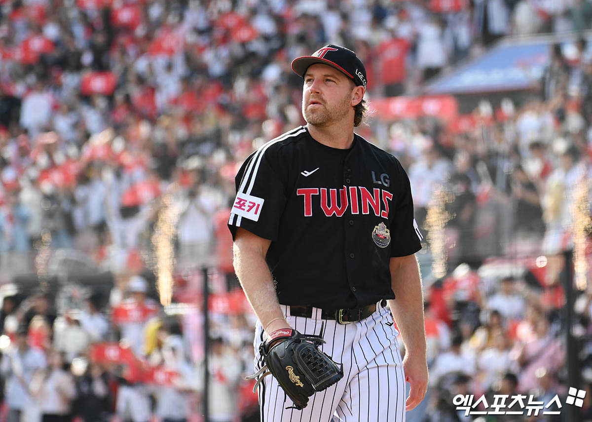 LG 투수 엔스는 9일 수원 KT위즈파크에서 열린 '2024 신한 SOL Bank KBO 포스트시즌' KT와 준플레이오프(5전 3승제) 4차전에서 선발 등판했다. 사흘 휴식 뒤 투혼을 보이며 선발 등판했지만, 3⅓이닝 4실점을 기록하며 고개 숙였다. 수원, 박지영 기자