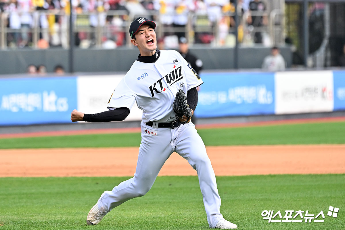 KT 투수 고영표는 9일 수원 KT위즈파크에서 열린 '2024 신한 SOL Bank KBO 포스트시즌' LG와 준플레이오프(5전 3승제) 4차전에서 구원 등판했다. 3⅓이닝 1실점으로경기 중후반 LG 타선을 막아내며 팀 승리에 힘을 보탰다. 수원, 김한준 기자