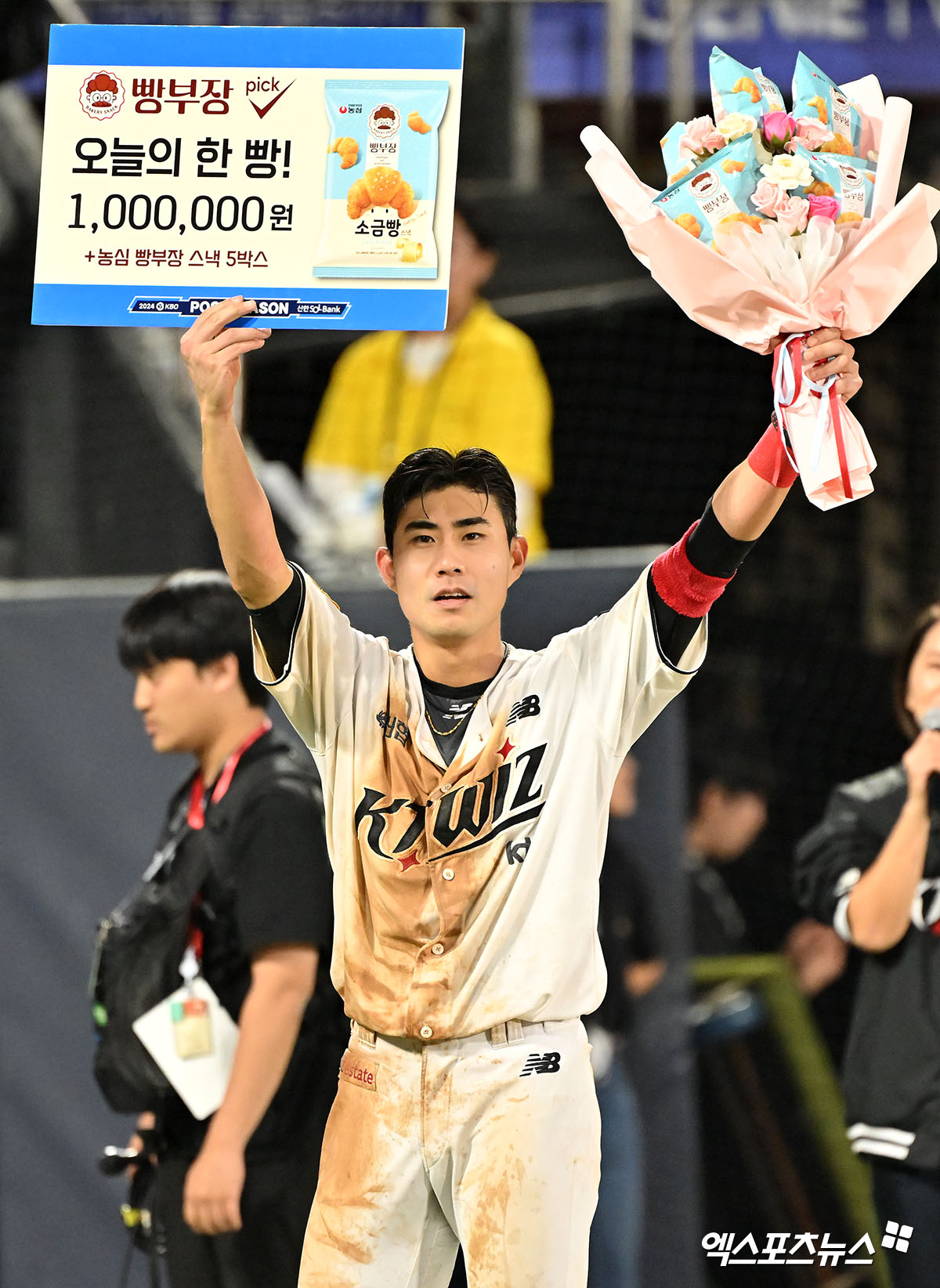 KT 내야수 심우준은 9일 수원 KT위즈파크에서 열린 '2024 신한 SOL Bank KBO 포스트시즌' LG와 준플레이오프(5전 3승제) 4차전에서 9번타자 유격수로 선발 출전했다. 11회말 끝내기 안타를 쳐 팀에 값진 승리를 선물했다. 수원, 김한준 기자