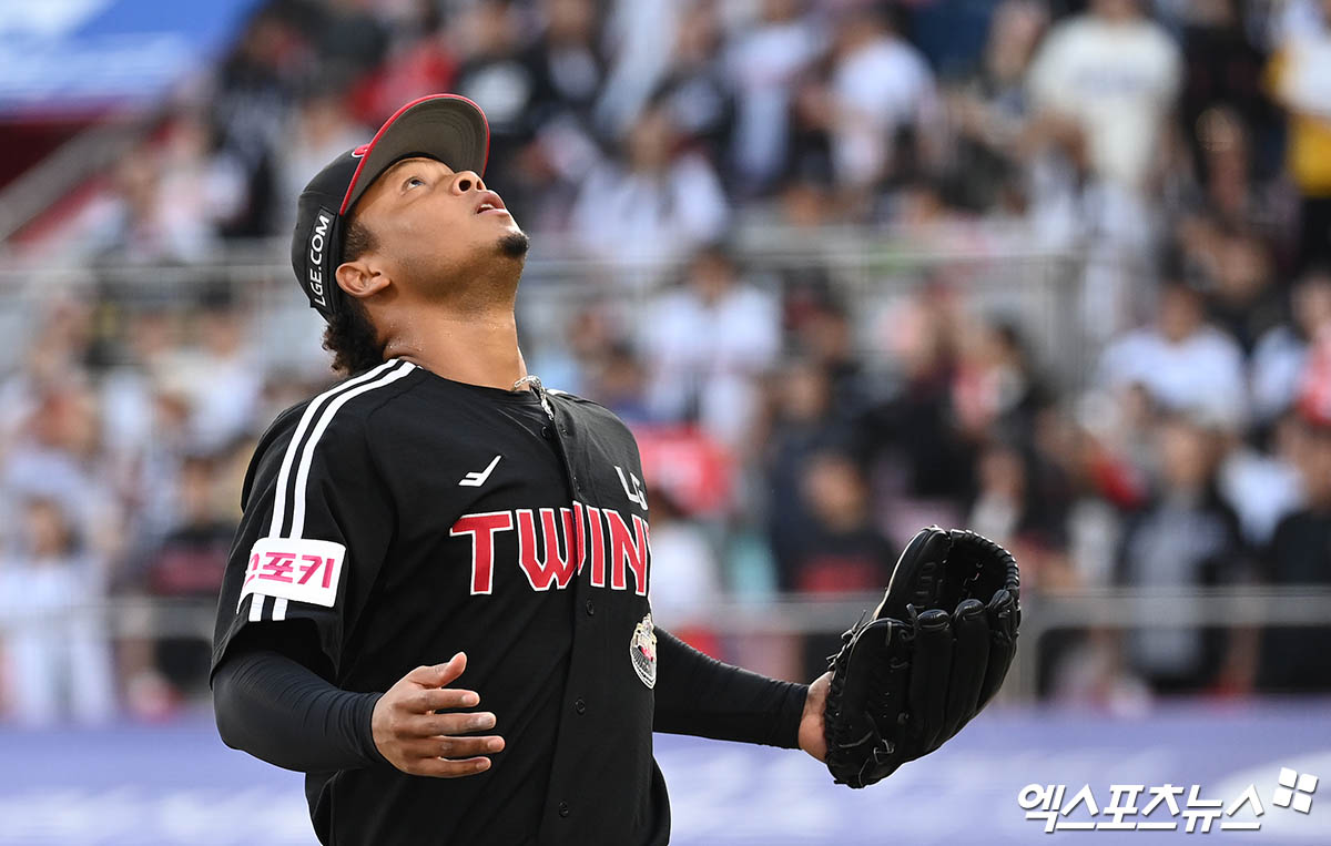 LG 투수 에르난데스는 9일 수원 KT위즈파크에서 열린 '2024 신한 SOL Bank KBO 포스트시즌' KT 위즈와 준플레이오프(5전 3승제) 4차전에서 구원 등판했다. 2이닝 무실점을 기록해 불펜진에 활력을 불어넣었다. 수원, 박지영 기자