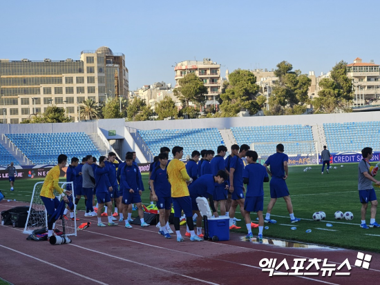 지난 아시안컵 패배의 수모를 앙갚음하겠다는 일념 하에 똘똘 뭉친 홍명보호의 마지막 훈련이 끝났다. 부상으로 빠진 손흥민 대신 임시 주장으로 선임된 '캡틴' 김민재가 훈련을 주도했다. 사진 요르단 암만, 김환 기자