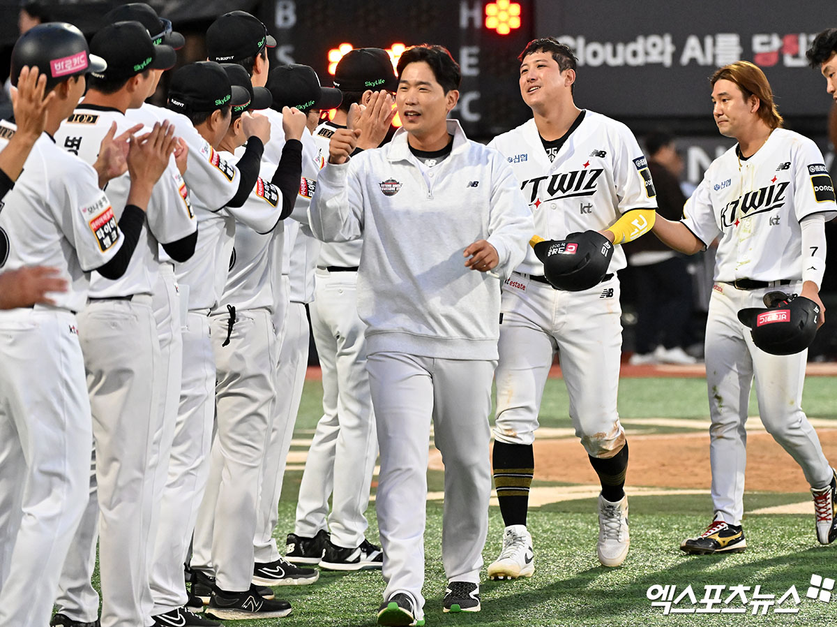 9일 오후 수원케이티위즈파크에서 열린 '2024 신한 SOL Bank KBO 포스트시즌' LG 트윈스와 KT 위즈의 준플레이오프 4차전 경기, 연장 11회 승부 끝 KT가 심우준의 끝내기 안타에 힘입어 6:5의 스코어로 승리, 시리즈 전적을 2승2패로 맞추며 5차전으로 끌고갔다. 이날 경기에서 승리한 KT 선수들이 기뻐하고 있다. 엑스포츠뉴스DB