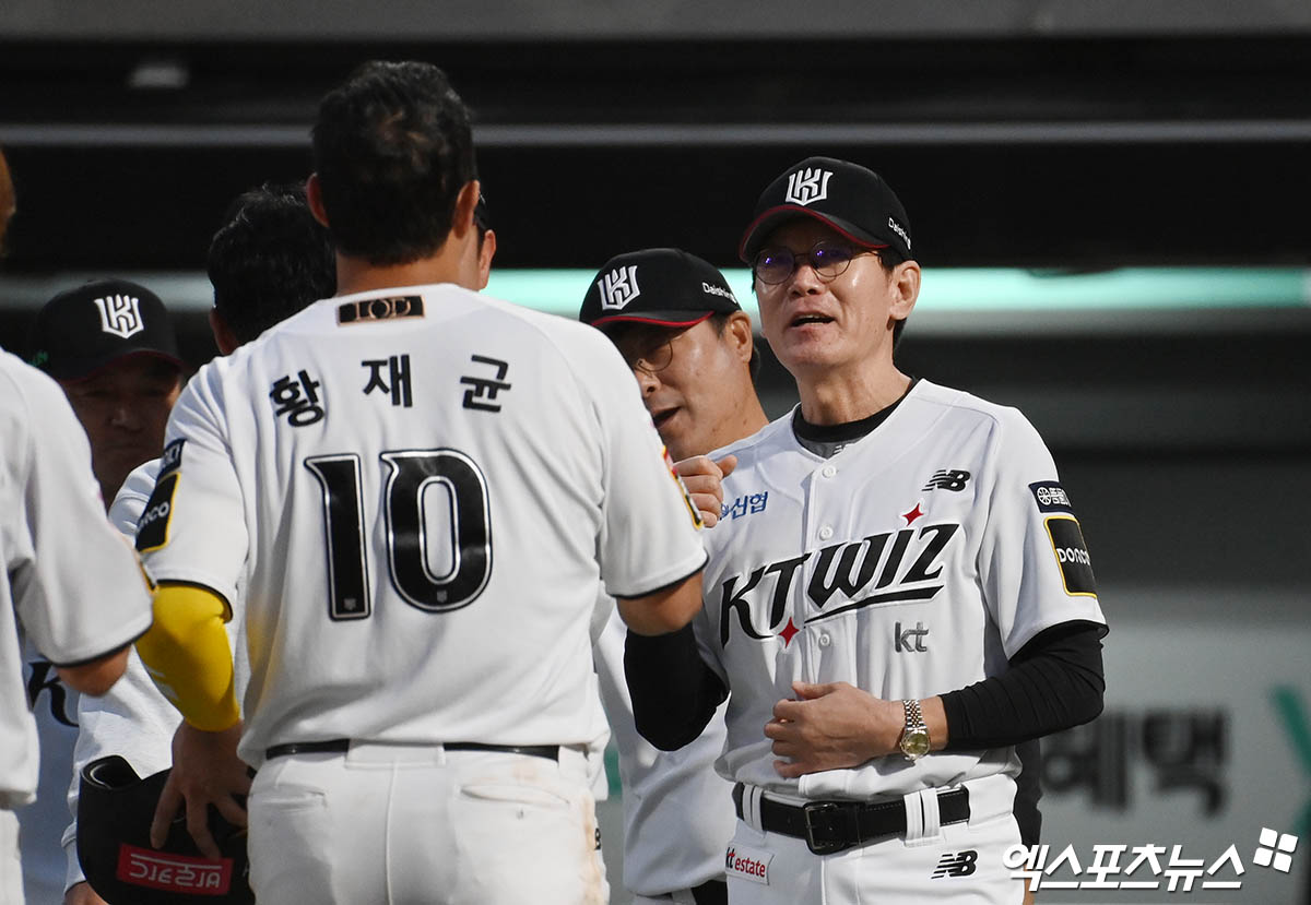 9일 오후 수원케이티위즈파크에서 열린 '2024 신한 SOL Bank KBO 포스트시즌' LG 트윈스와 KT 위즈의 준플레이오프 4차전 경기, 연장 11회 승부 끝 KT가 심우준의 끝내기 안타에 힘입어 6:5의 스코어로 승리, 시리즈 전적을 2승2패로 맞추며 5차전으로 끌고갔다. 경기 종료 후 KT 이강철 감독이 선수들과 승리의 기쁨을 나누고 있다. 엑스포츠뉴스DB